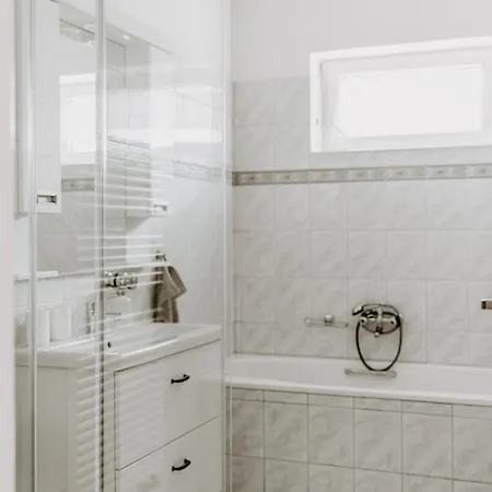 Kek Vendeghaz Family