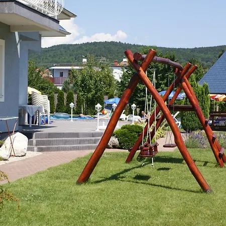 Kek Vendeghaz Family 3*