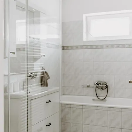 Kek Vendeghaz Family