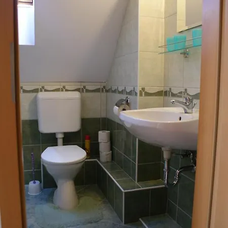 Kek Vendeghaz Family Денешдиаш