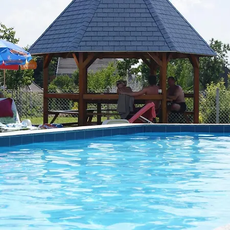 Kek Vendeghaz Family