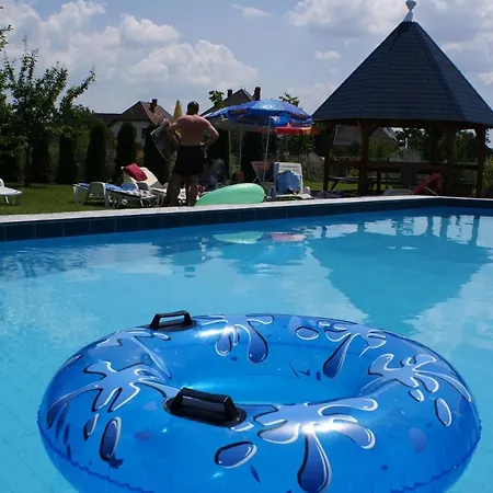 Kek Vendeghaz Family 招待所