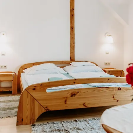 Kek Vendeghaz Family 3*