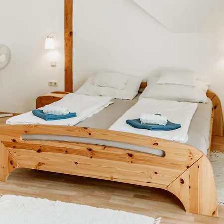 Kek Vendeghaz Family