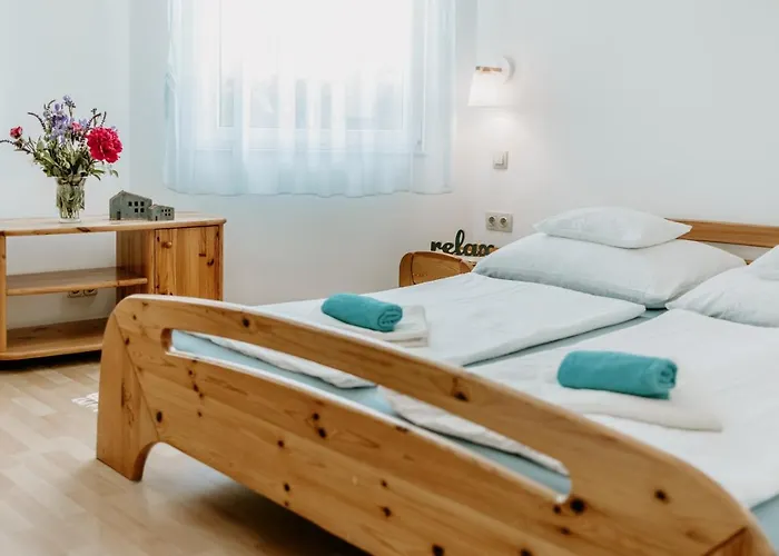 Kek Vendeghaz Family