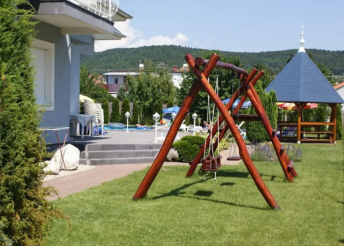 Kek Vendeghaz Family 3*