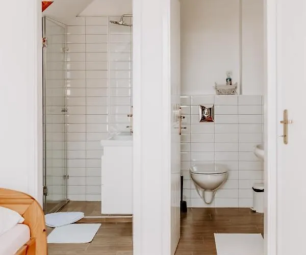 Kek Vendeghaz Family