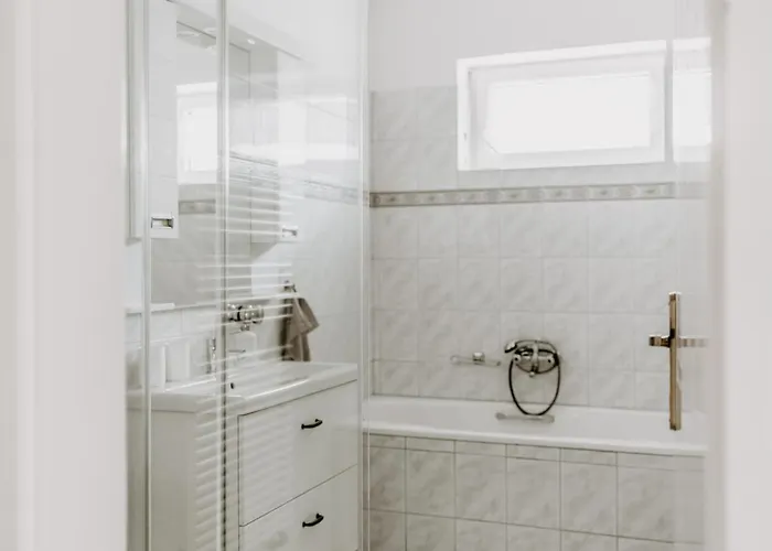 Kek Vendeghaz Family