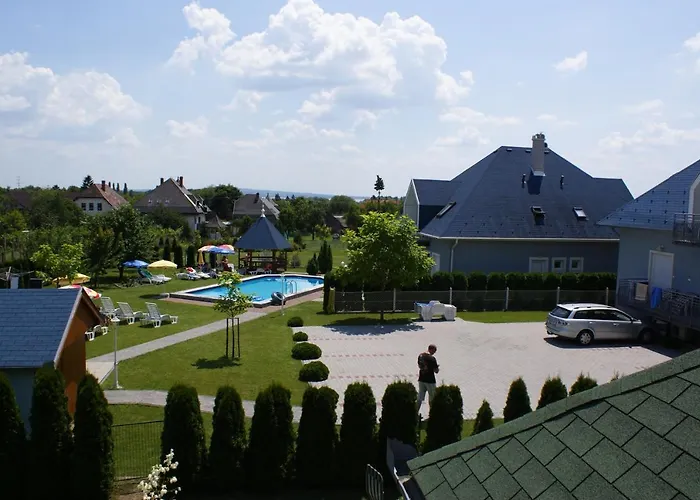 Kek Vendeghaz Family 3*