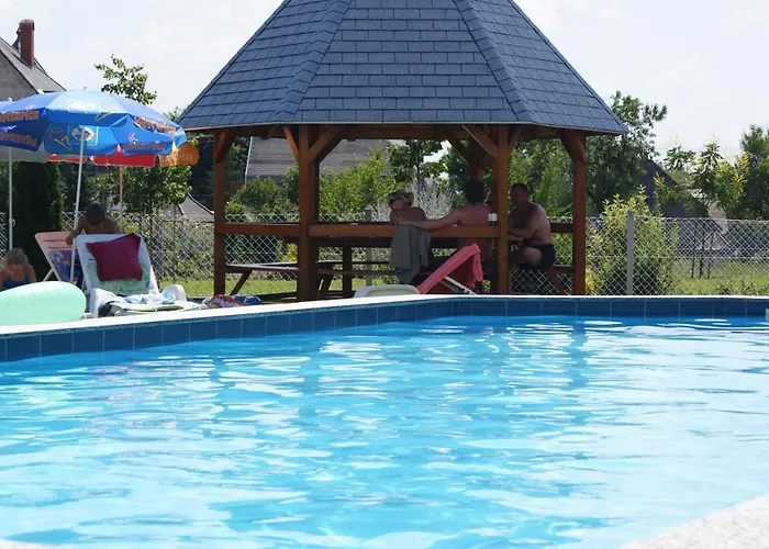 Kek Vendeghaz Family