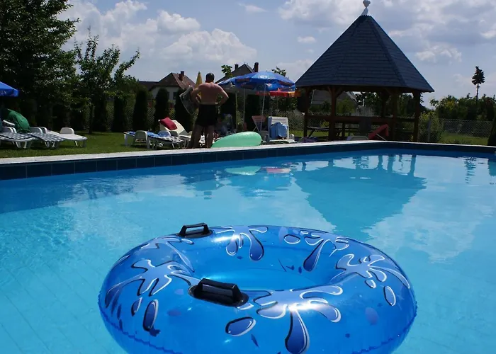 Kek Vendeghaz Family Penzion