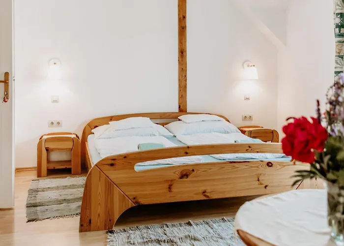 Kek Vendeghaz Family