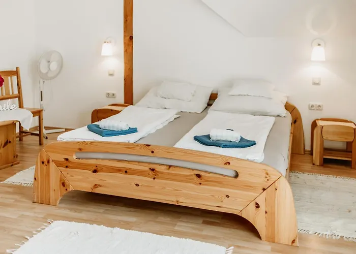 Kek Vendeghaz Family 3*